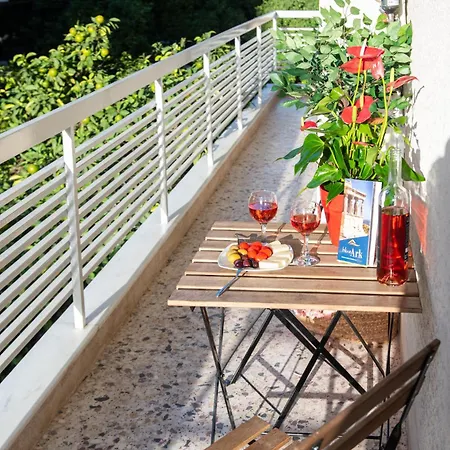 Blue Ark Acropolis Compass Apartment *